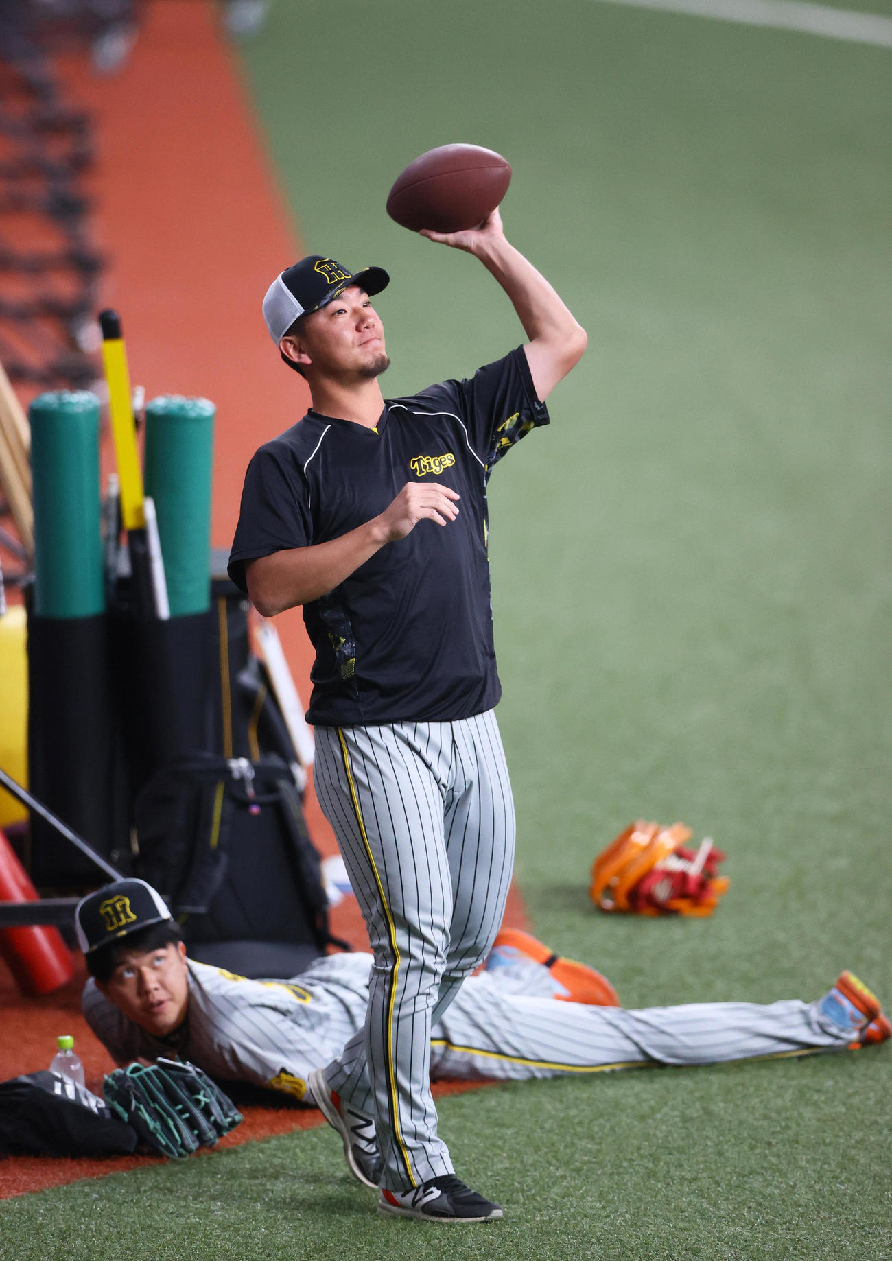オリックス対阪神　試合前、リラックスした表情でアメフトのボールを投げる阪神伊藤将（撮影・上山淳一）