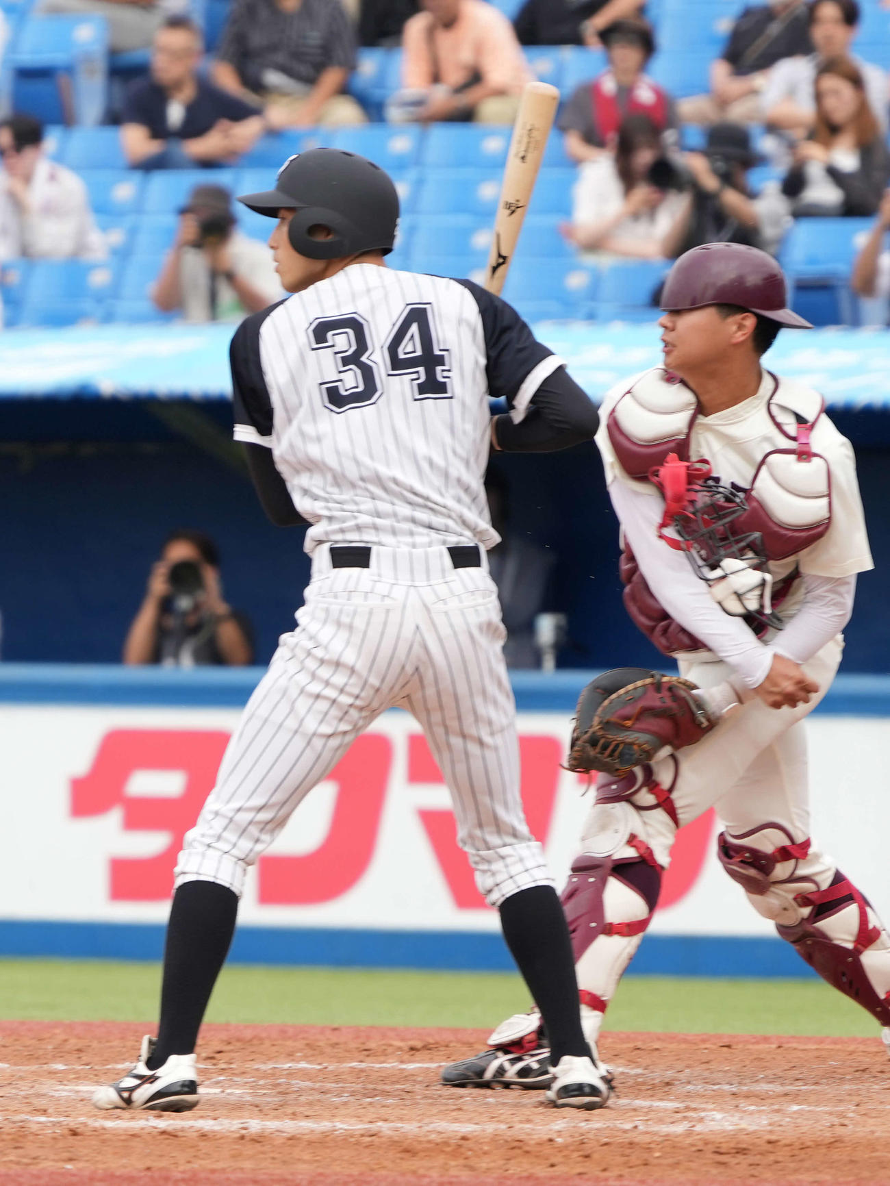 九産大対早大　4回表九産大2死二塁、早大・印出捕手は二塁へのけん制で走者を刺殺する（撮影・小沢裕）
