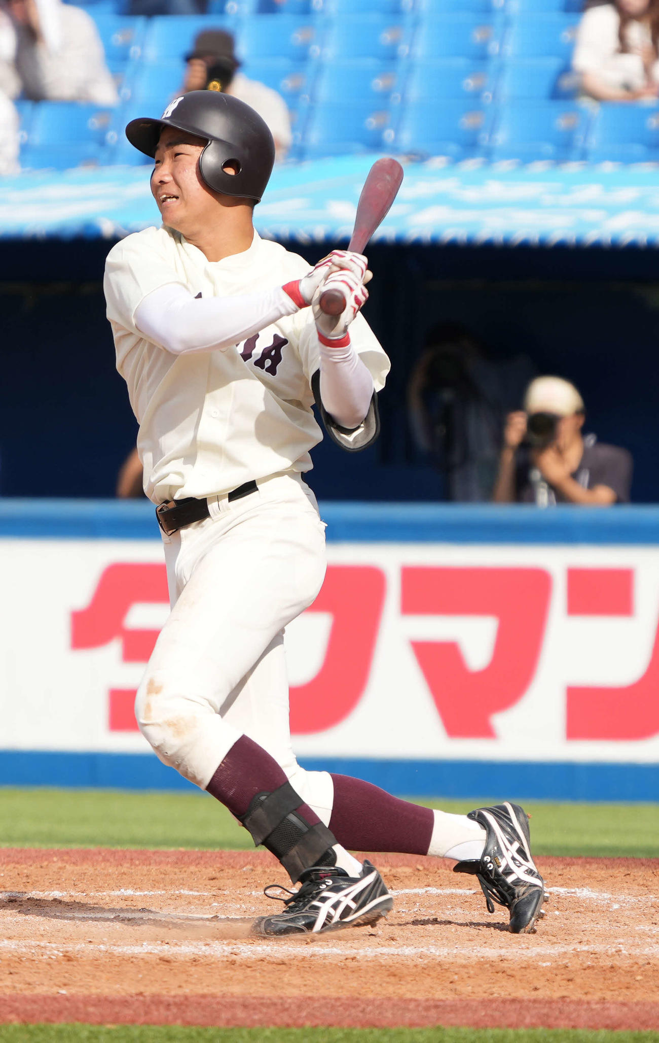 九産大対早大　4回裏早大2死一、三塁、山縣は中前適時打を放つ（撮影・小沢裕）