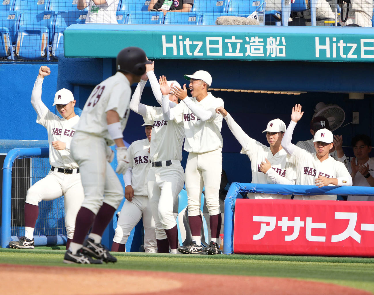 九産大対早大　4回裏早大2死一、三塁、山縣の中前適時打に沸くベンチの早大ナイン（撮影・小沢裕）