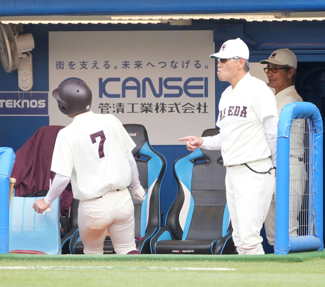 九産大対早大　4回裏早大1死一塁、サインを送る早大・小宮山監督（撮影・小沢裕）