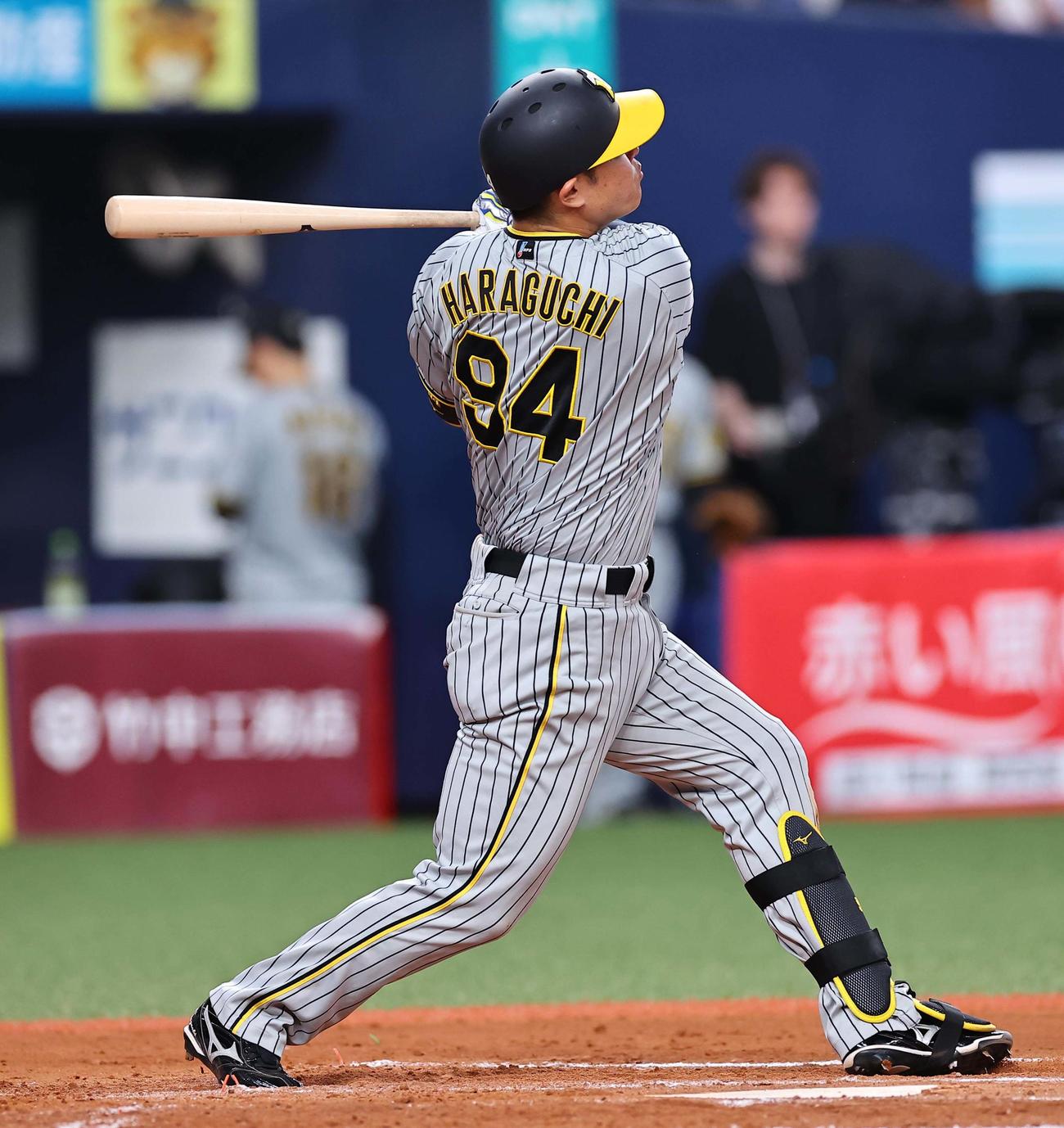 オリックス対阪神　7回表阪神2死、原口文仁は左越えソロ本塁打を放つ（撮影・上田博志）