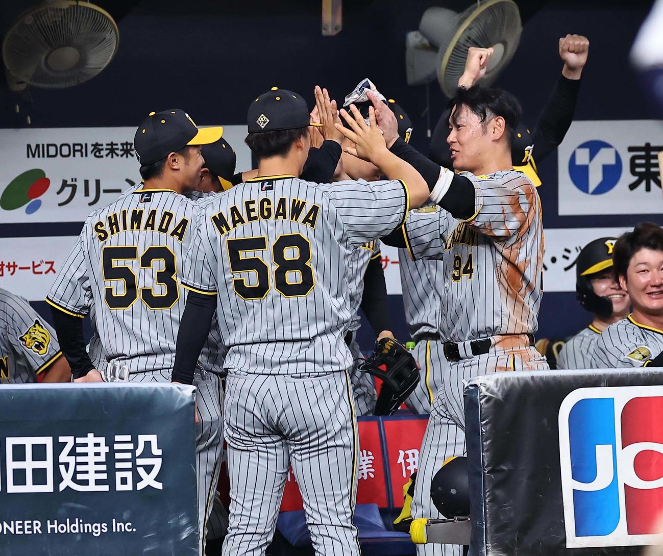 オリックス対阪神　4回表阪神1死二、三塁、リクエストでもセーフとなった原口（右）はナインとハイタッチする（撮影・上田博志）