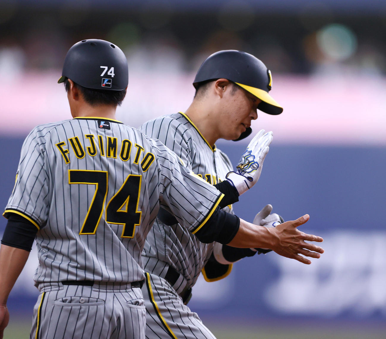 オリックス対阪神　7回表阪神2死、原口は左越えソロ本塁打を放ちダイヤモンドを1周する（撮影・上山淳一）