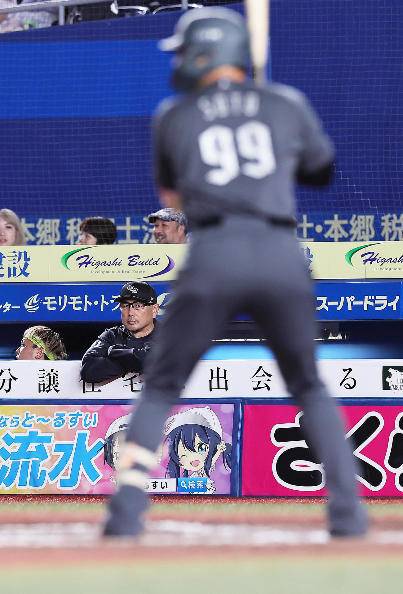 ロッテ対DeNA　打席のロッテのソト（手前）を見つめる吉井監督（撮影・足立雅史）