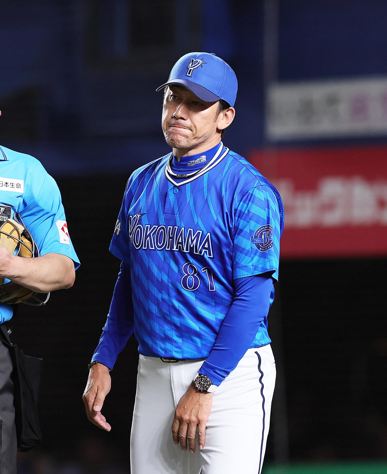 ロッテ対DeNA　選手交代を告げベンチに戻るDeNA三浦監督（撮影・足立雅史）
