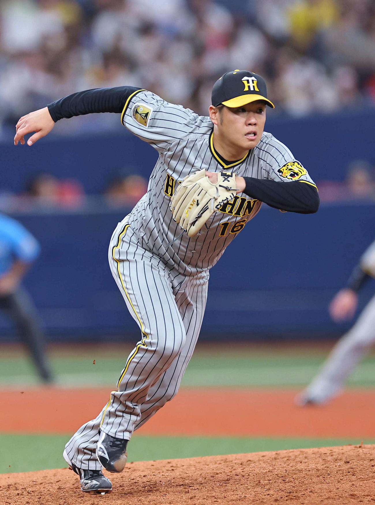 オリックス対阪神　4回裏オリックス1死、西勇は西川を一ゴロに打ち取りベースカバーに向かう（撮影・上田博志）