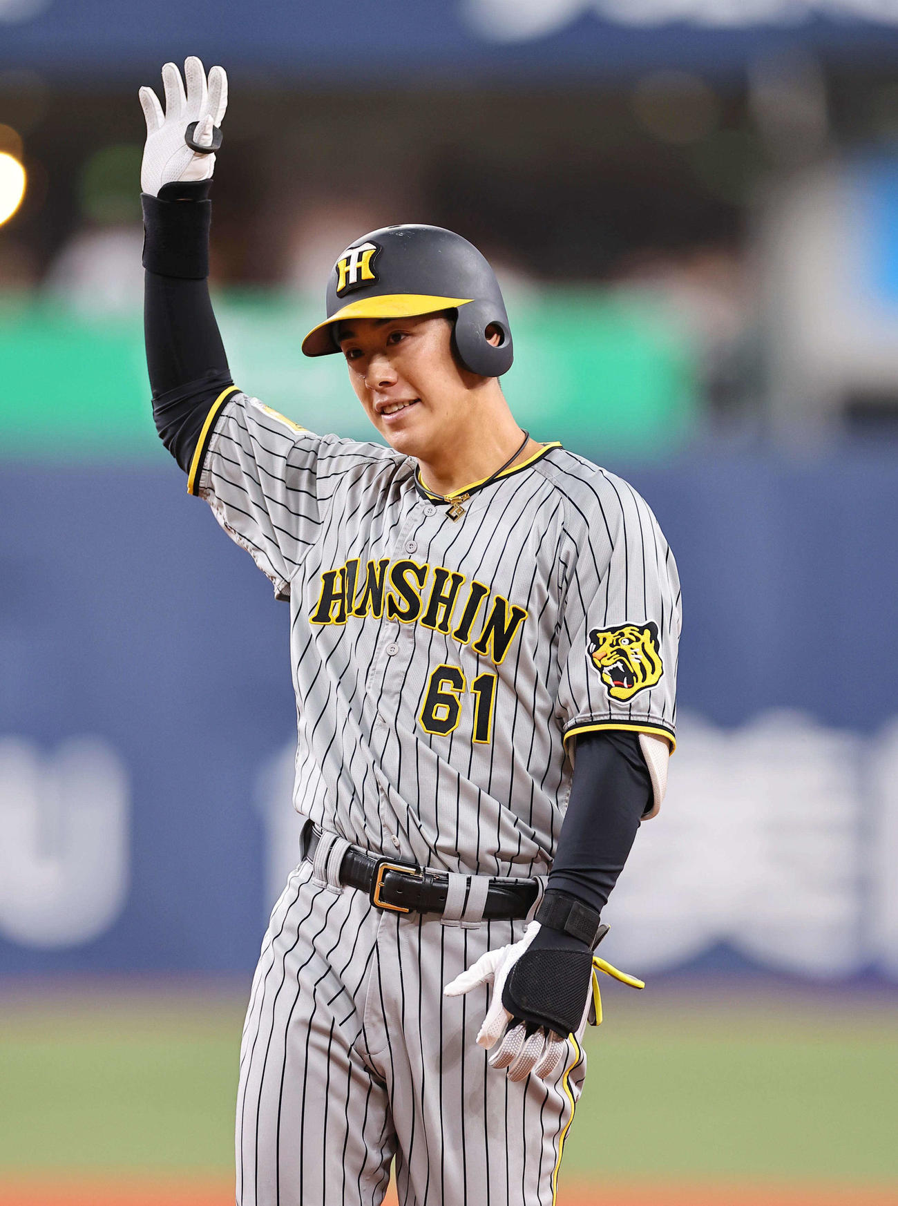 オリックス対阪神　2回表阪神2死一塁、豊田は右前にプロ初安打を放ちベンチに向かって手を挙げる（撮影・上田博志）