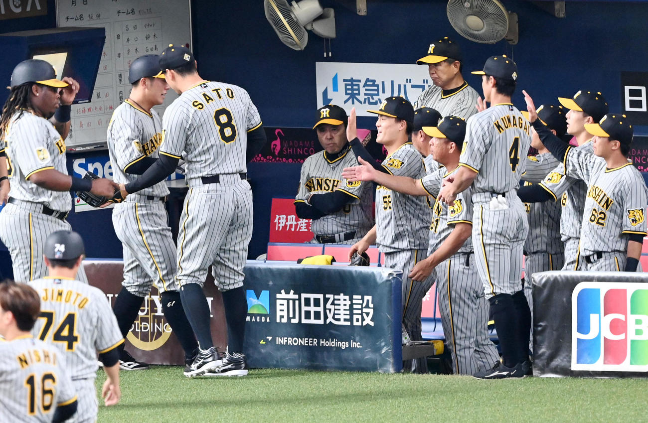オリックス対阪神　2回表阪神2死満塁、木浪が中飛に倒れ厳しい表情の岡田監督（中央）。手前はプロ初安打の豊田を祝福するナイン（撮影・前岡正明）