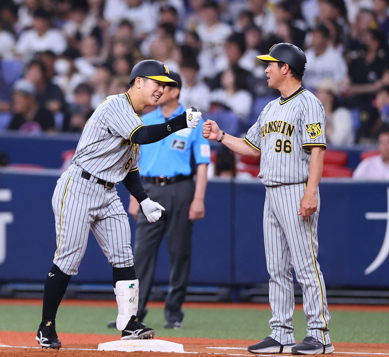 オリックス対阪神　2回表阪神2死一塁、豊田（左）は右前打を放ち笑顔を見せる（撮影・上山淳一）