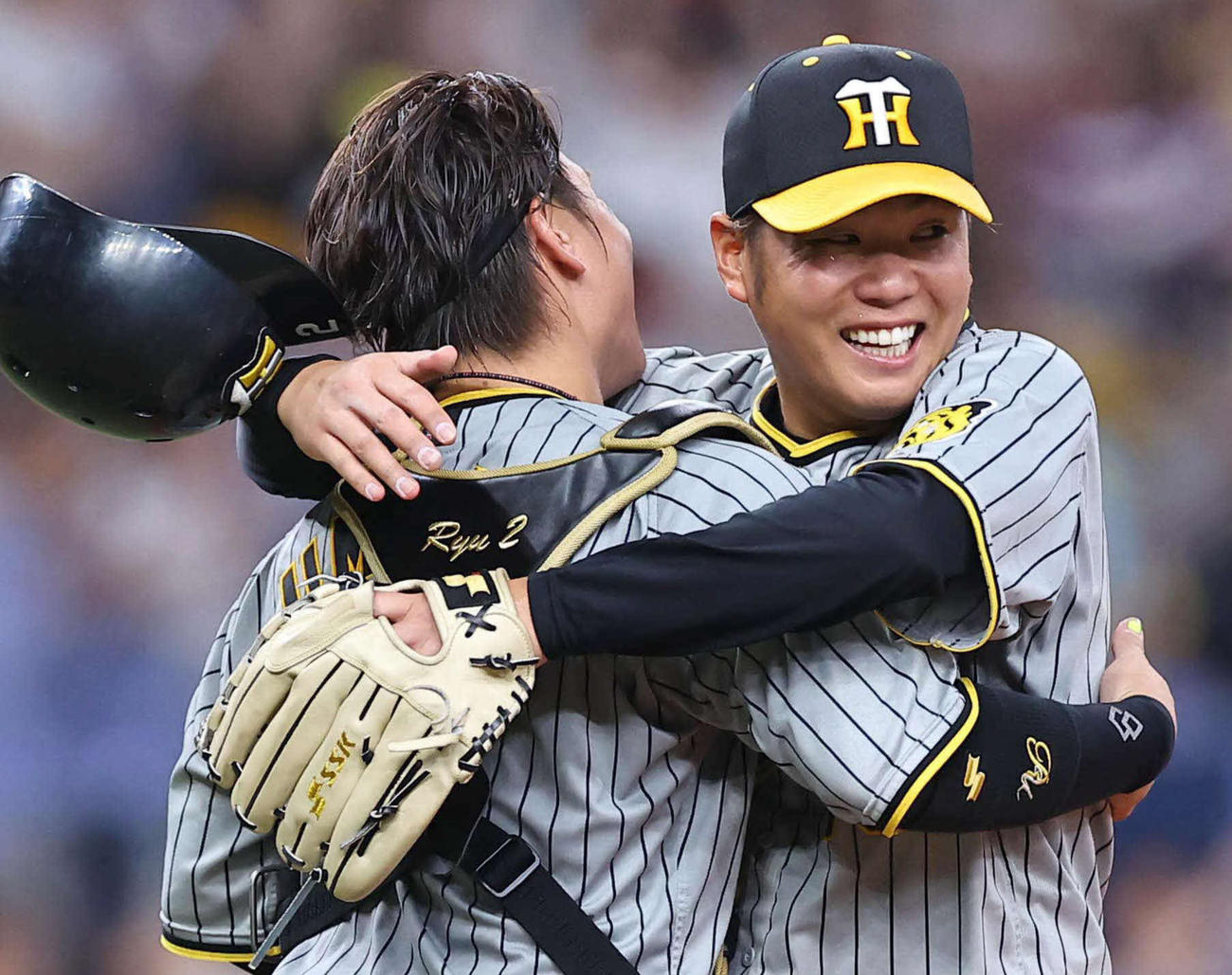 オリックス対阪神　オリックスを完封した西勇（右）は梅野と抱き合って喜ぶ（撮影・上田博志）