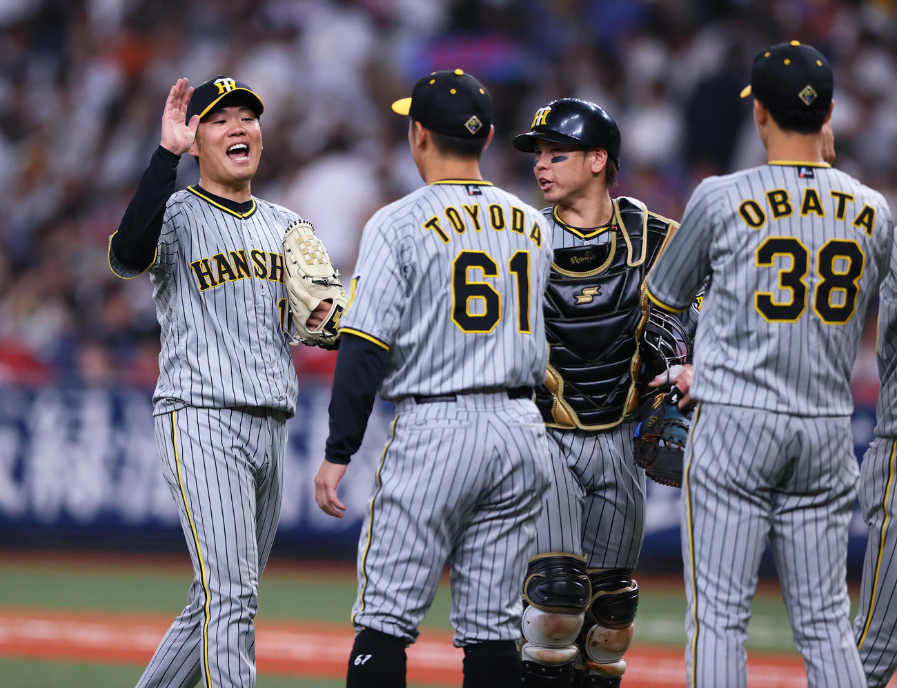 オリックス対阪神　阪神西勇（左）はオリックス打線を完封で勝利し仲間たちとタッチをかわす（撮影・上山淳一）