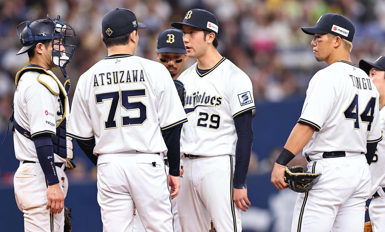 オリックス対阪神　4回、先制点を許した田嶋（左から4人目）はナインやコーチと話をする（撮影・上田博志）