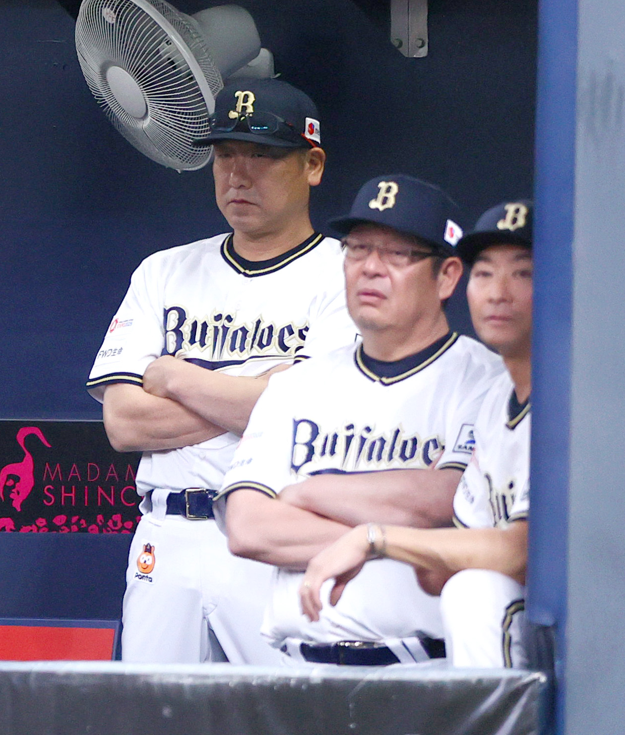 オリックス対阪神　8回裏、オリックス中嶋監督（左）は戦況を見つめる（撮影・上山淳一）