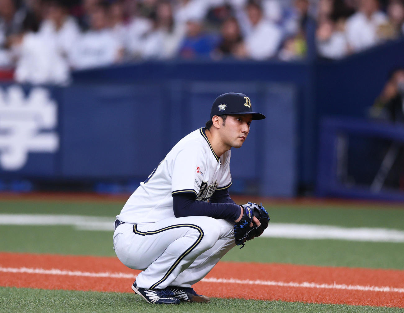 オリックス対阪神　4回表阪神1死二、三塁、梅野の遊野選で三走原口が生還したプレーに対しリクエストし座って結果を待つ田嶋（撮影・上山淳一）