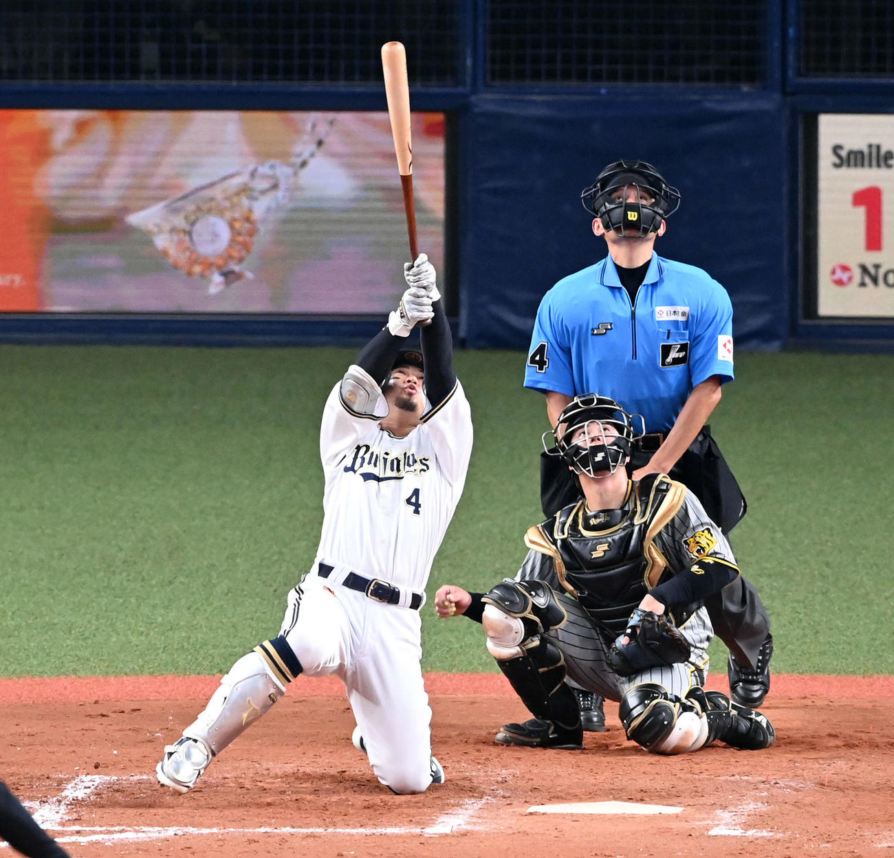 オリックス対阪神　8回裏オリックス2死一、二塁、代打の森は遊飛に倒れる（撮影・前岡正明）