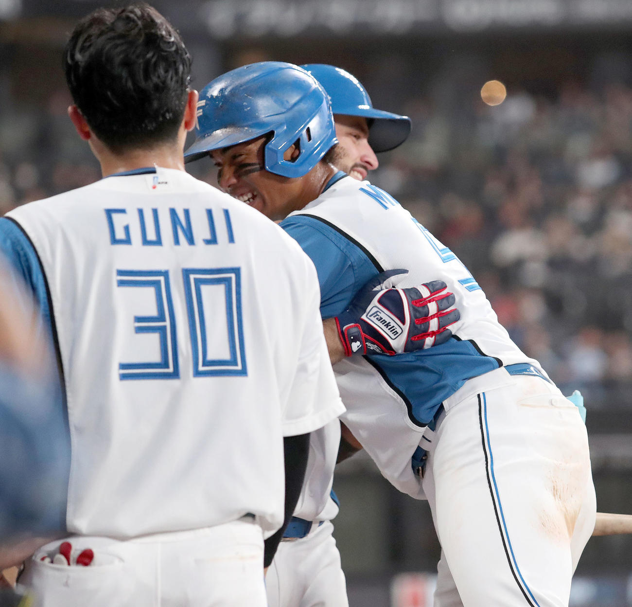日本ハム対中日　6回裏日本ハム無死三塁、マルティネス（後方）の右犠飛で生還し抱き合って喜ぶ水谷（撮影・佐藤翔太）