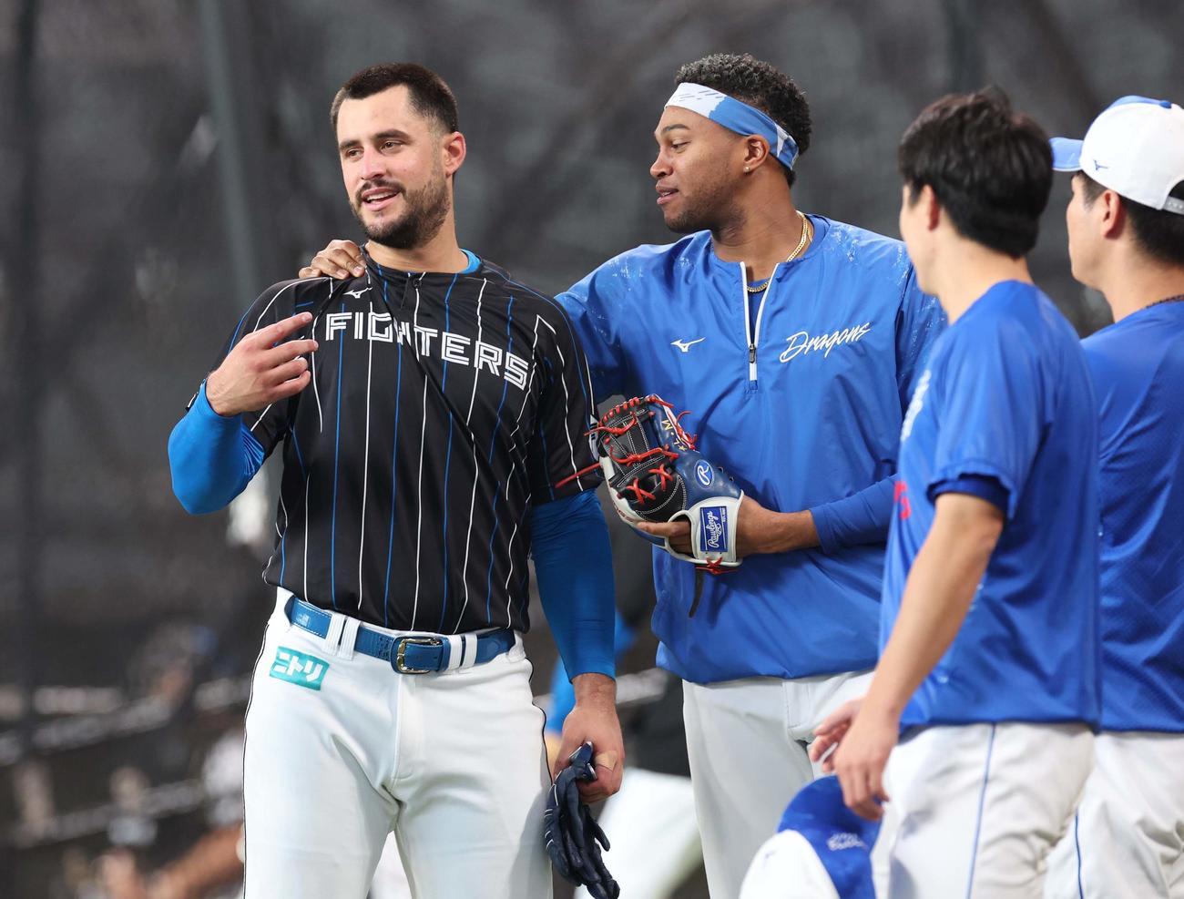 日本ハム対中日　試合前、中日の選手たちと話すマルティネス（左）（撮影・黒川智章）