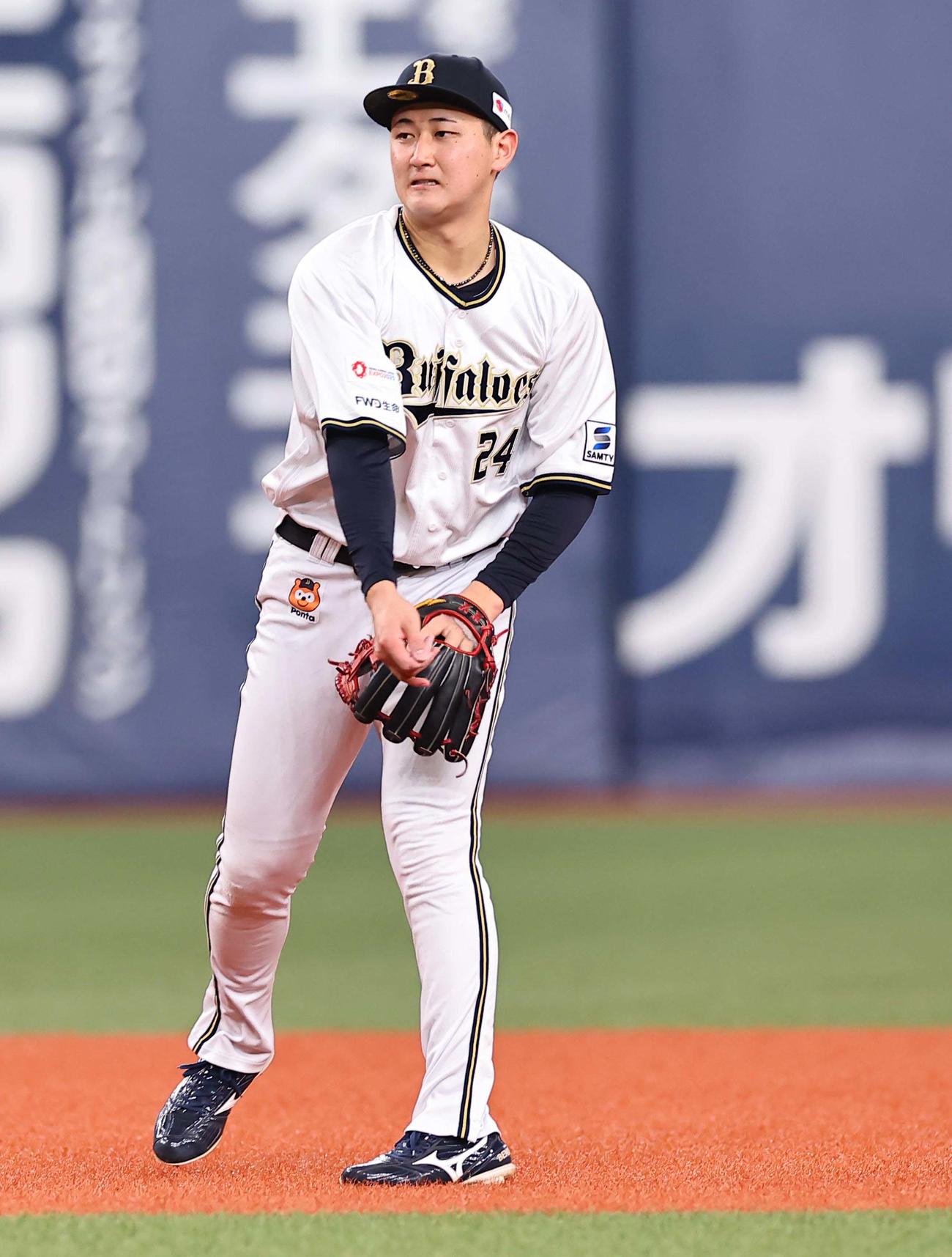 オリックス対阪神　4回表阪神1死二、三塁、紅林は梅野のゴロを本塁へ野選する（撮影・上田博志）
