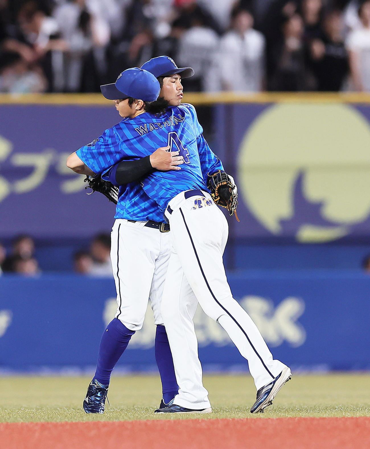 ロッテ対DeNA　ロッテに連勝し、抱き合い喜ぶDeNAの度会（右）と桑原（撮影・足立雅史）