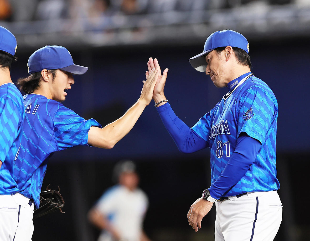 ロッテ対DeNA　ロッテに連勝し、タッチを交わすDeNAの度会（左）と三浦監督（撮影・足立雅史）