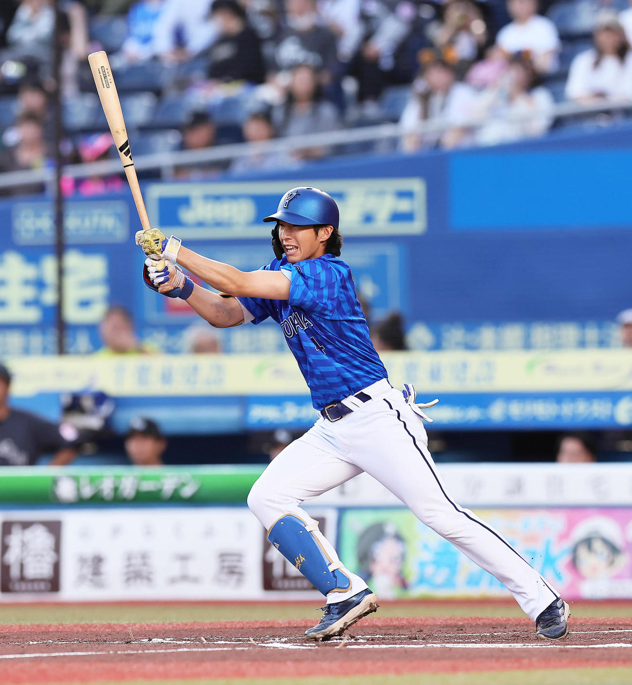 ロッテ対DeNA 1回表DeNA1死、度会は中前打を放つ（撮影・足立雅史）