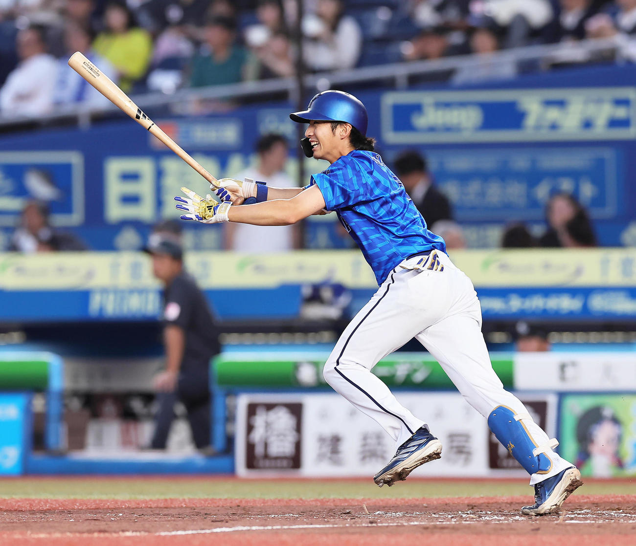 ロッテ対DeNA 3回表DeNA1死二塁、度会は右前適時打を放つ（撮影・足立雅史）