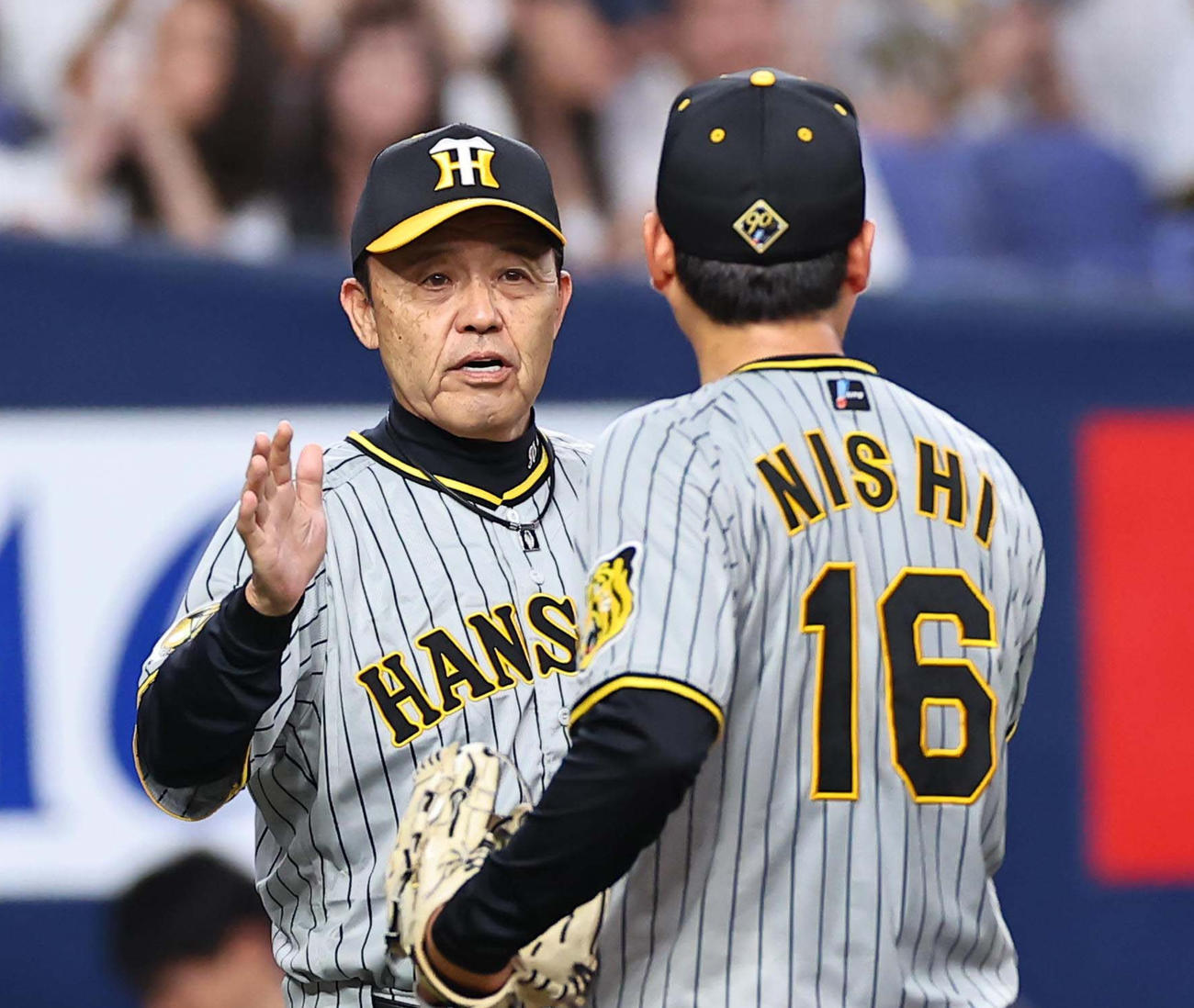 オリックス対阪神　オリックスに完封勝利した西勇（右）をハイタッチで出迎える岡田監督（撮影・上田博志）