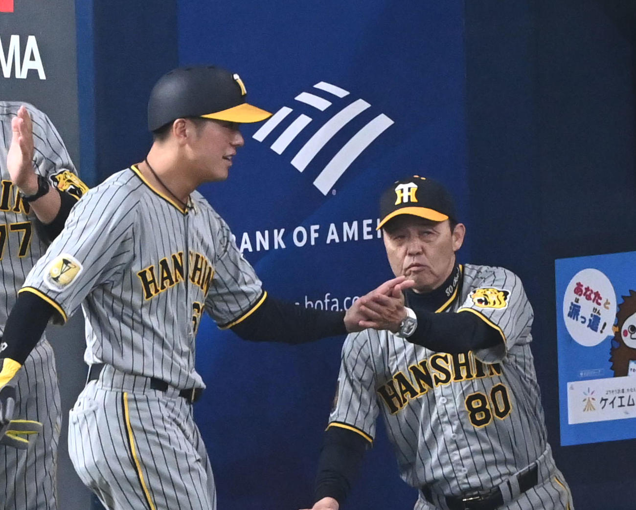 オリックス対阪神　4回表阪神1死一、三塁、木浪の右適時二塁打で生還した豊田（左）を迎える岡田監督（撮影・前岡正明）