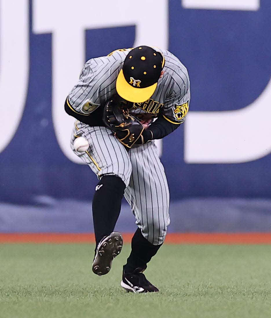 オリックス対阪神　1回裏オリックス無死、豊田は来田の飛球を捕れずエラー（撮影・上田博志）