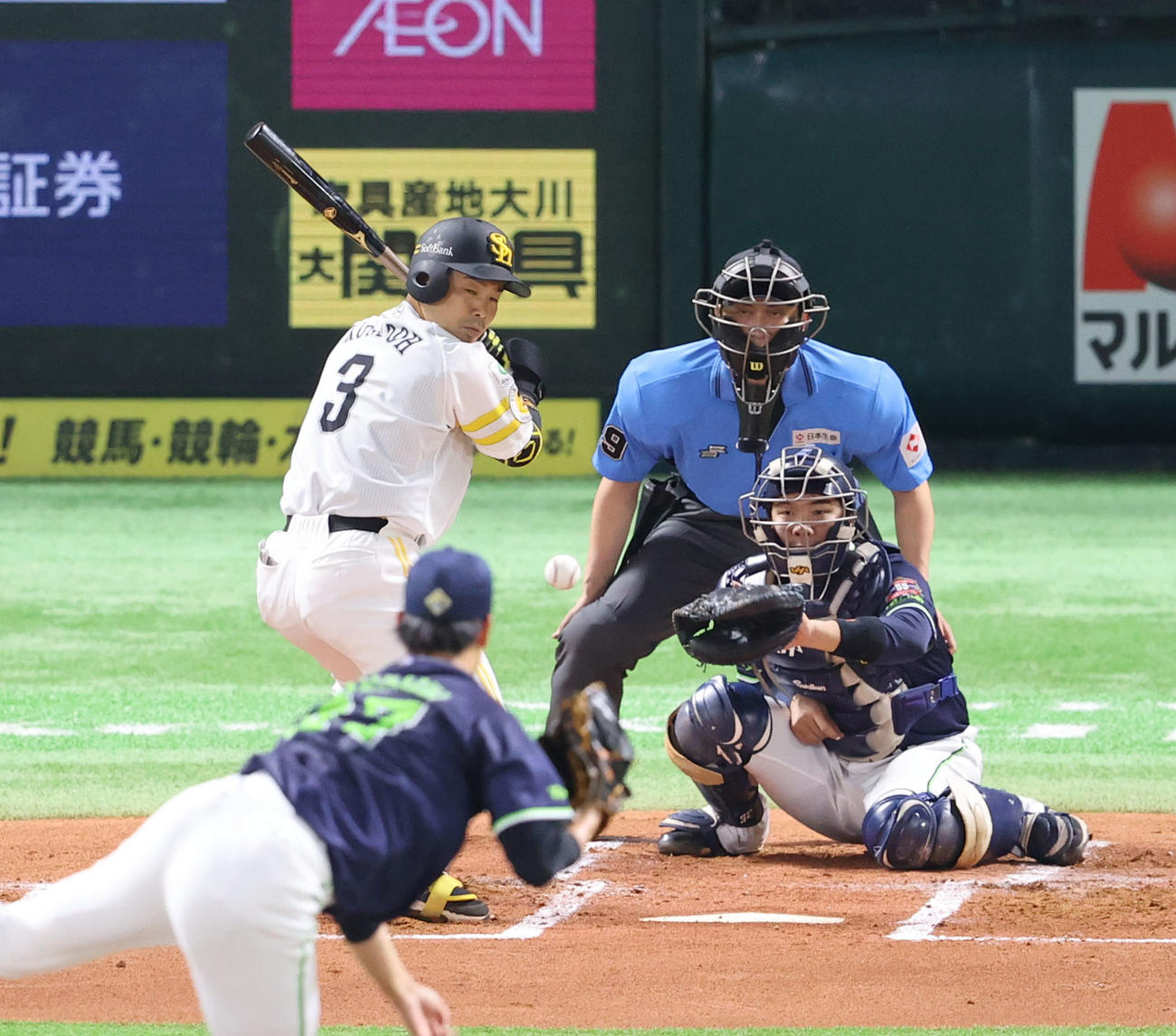 ソフトバンク対ヤクルト　1回裏ソフトバンク1死満塁、近藤は先制押し出し四球を選ぶ（撮影・梅根麻紀）