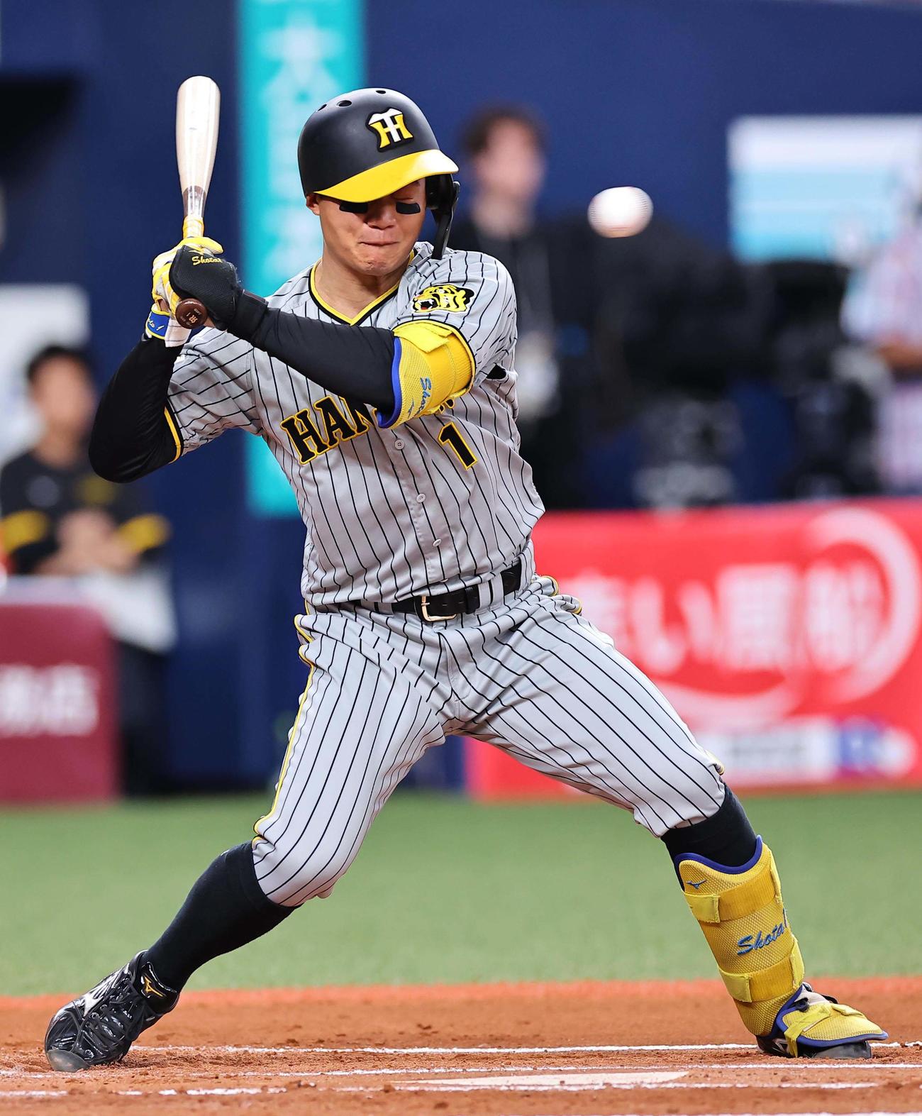 オリックス対阪神　6回表阪神2死二塁、森下は死球を受ける（撮影・上田博志）
