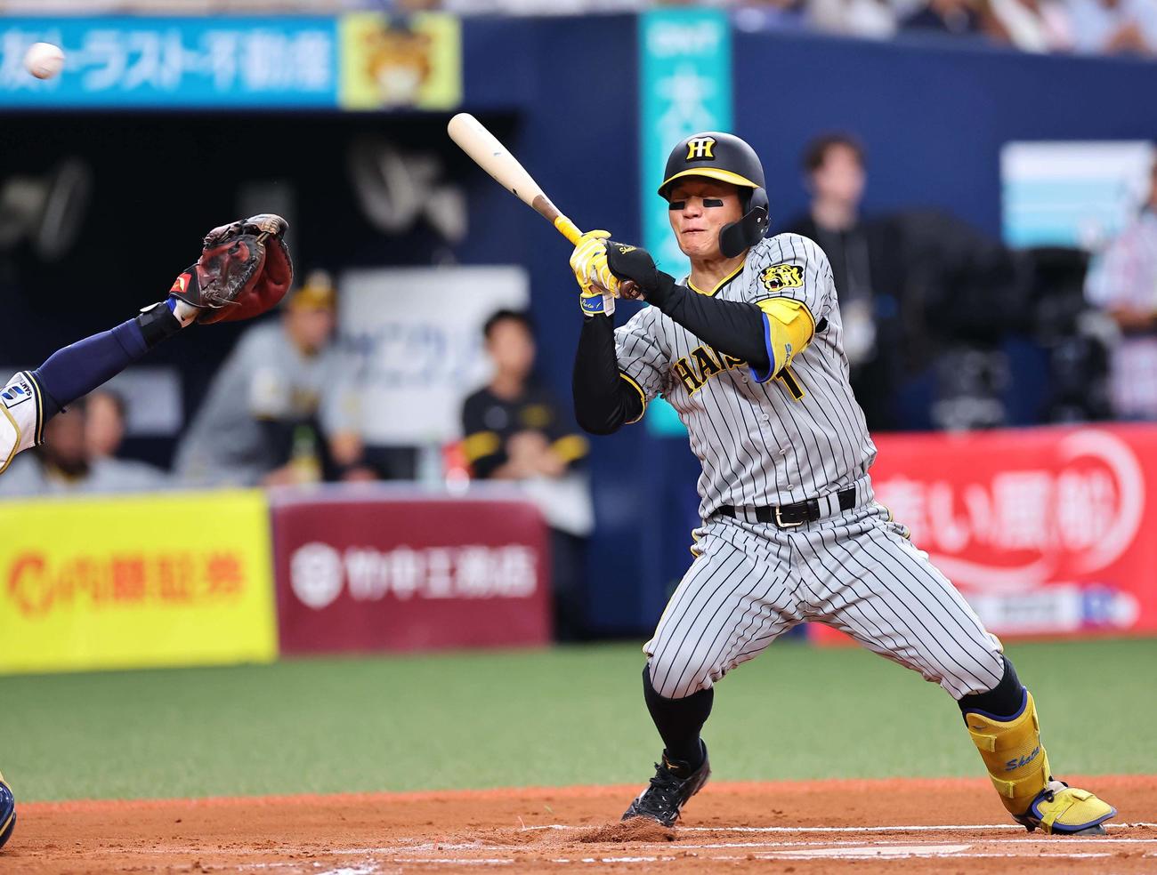 オリックス対阪神　6回表阪神2死二塁、森下は死球を受ける（撮影・上田博志）