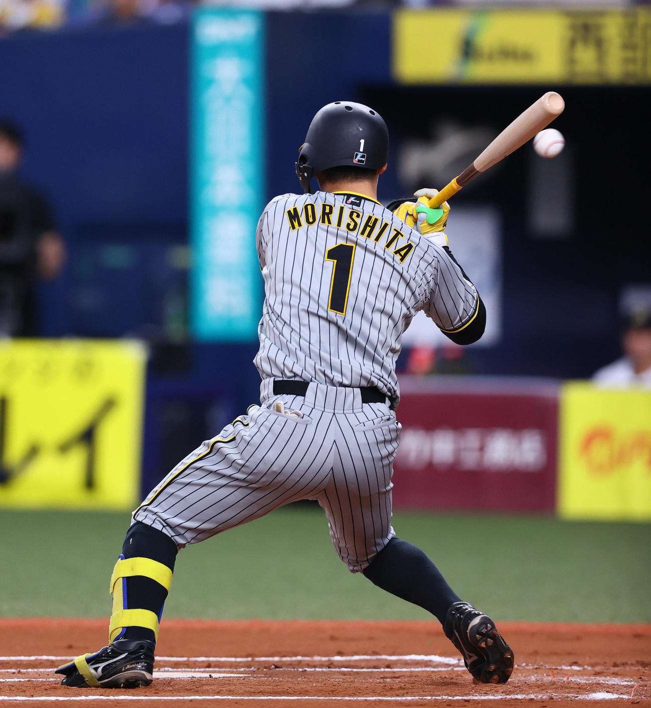 オリックス対阪神　6回表阪神2死二塁、森下は死球を受ける（撮影・上山淳一）