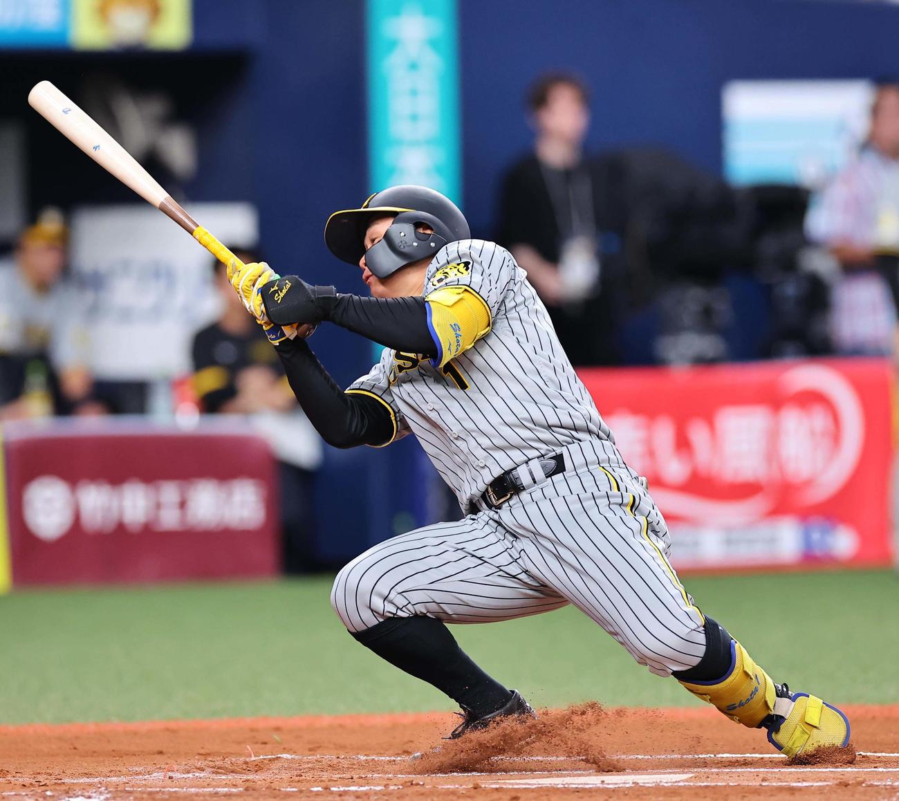 オリックス対阪神　6回表阪神2死二塁、森下は死球を受ける（撮影・上田博志）