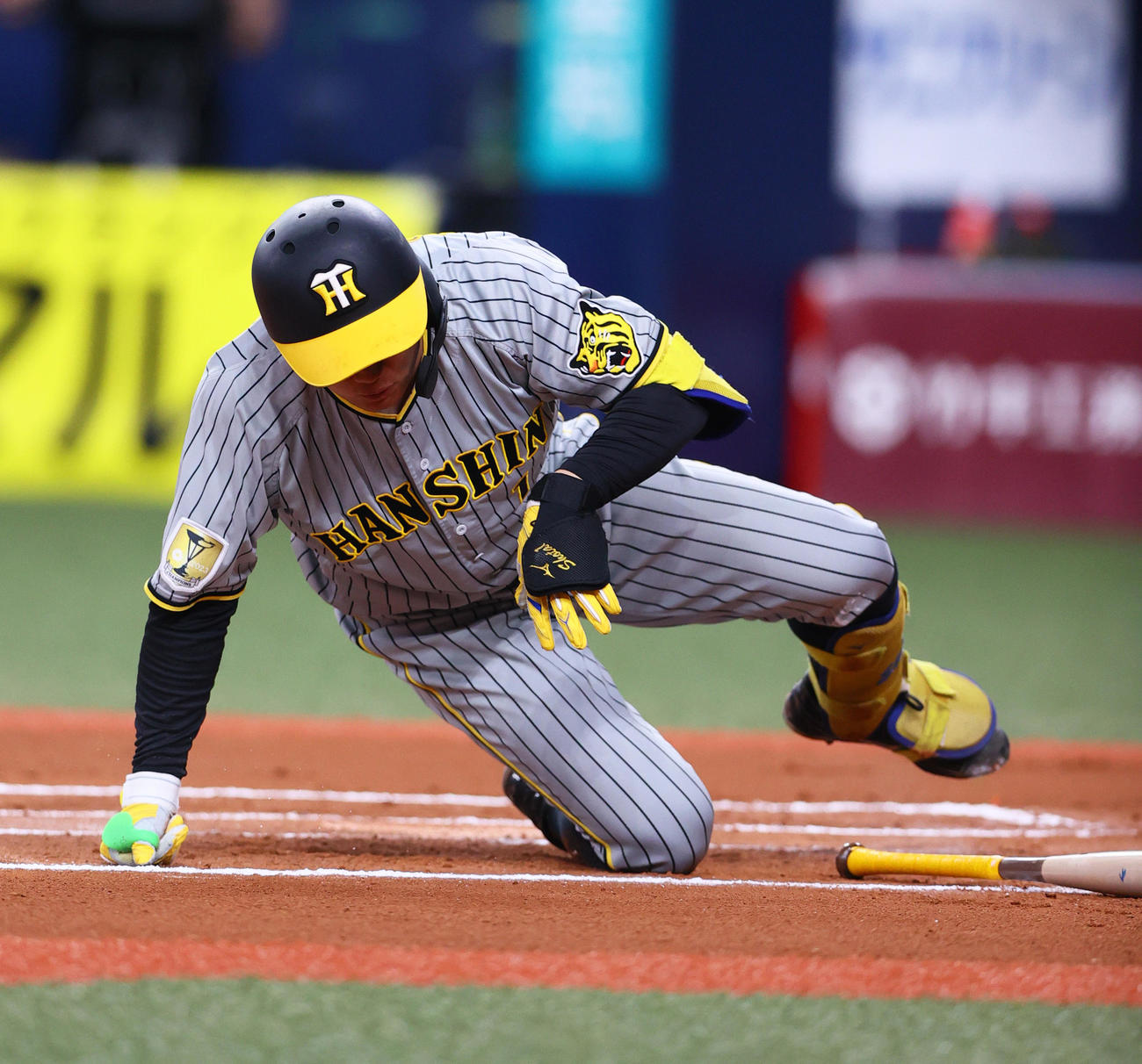 オリックス対阪神　6回表阪神2死二塁、森下は死球を受ける（撮影・上山淳一）