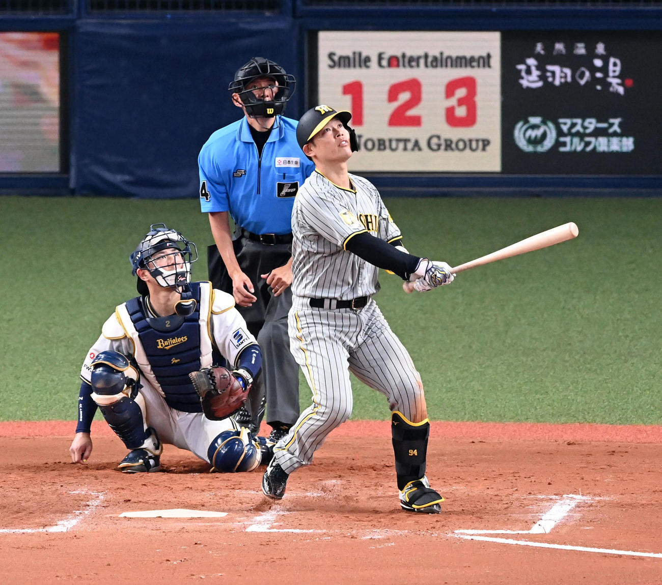オリックス対阪神　7回表阪神2死、原口は左越え本塁打を放つ（撮影・前岡正明）