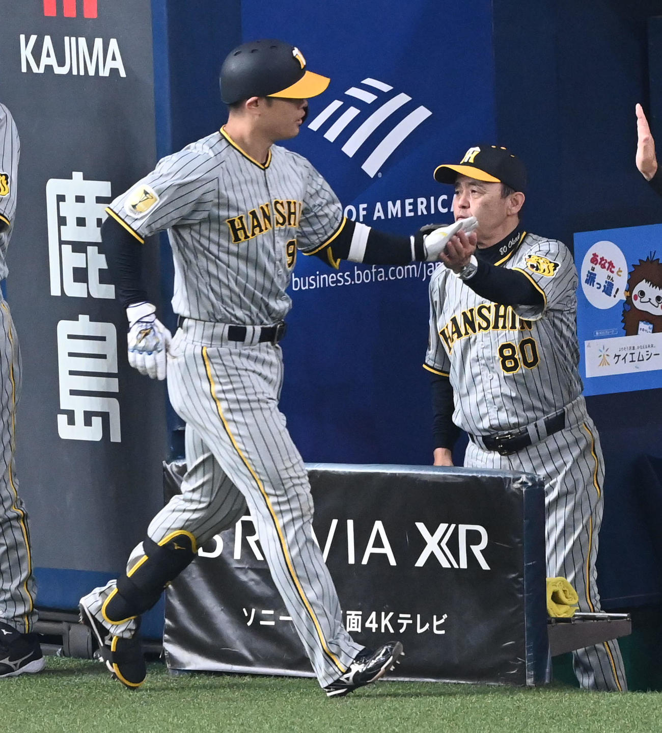 オリックス対阪神　7回表阪神2死、左越え本塁打を放った原口（左）を迎える岡田監督（撮影・前岡正明）