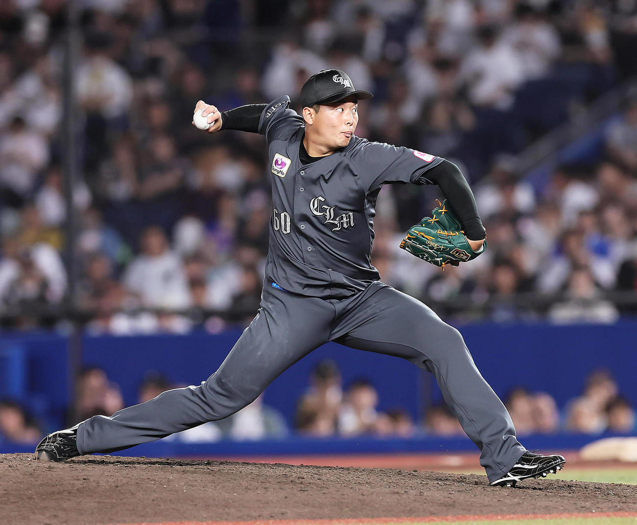 ロッテ対DeNA 9回から登板したロッテ横山（撮影・足立雅史）
