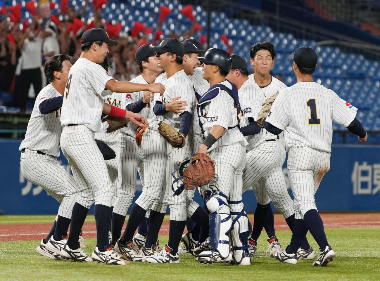 東日本国際大対上武大　延長10回、タイブレークを制しての4強入りに沸く藤井優矢（中央）ら東日本国際大ナイン（撮影・小沢裕）