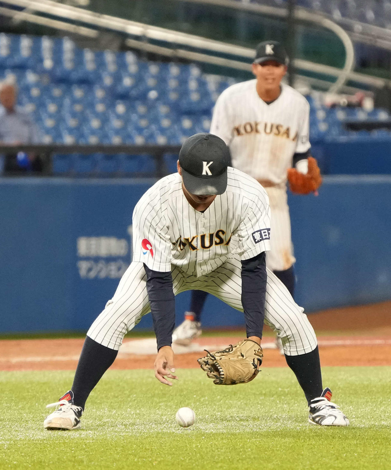 東日本国際大対上武大　延長10回裏上武大無死一、二塁、東日本国際大3番手で登板した藤井は荒巻の投前への小飛球を捕球せず三塁へ転送する（撮影・小沢裕）