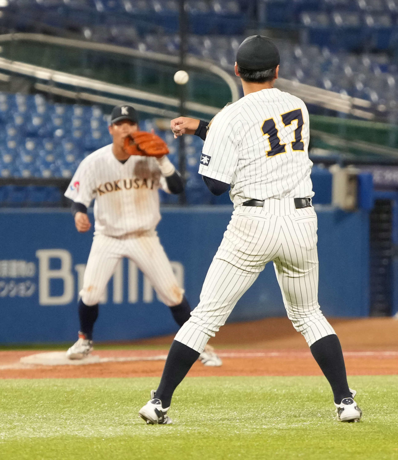 東日本国際大対上武大　延長10回裏上武大無死一、二塁、東日本国際大3番手で登板した藤井は荒巻の投前への小飛球を捕球せず三塁へ転送する（撮影・小沢裕）
