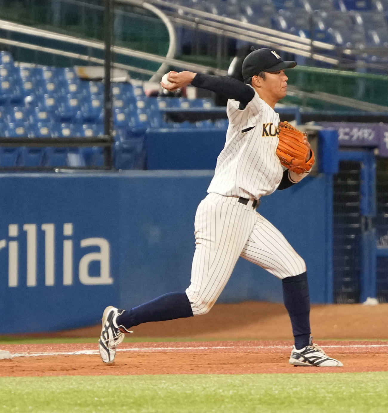 東日本国際大対上武大　延長10回裏上武大無死一、二塁、東日本国際大・黒田三塁手は藤井からの送球を二塁へ転送する（撮影・小沢裕）