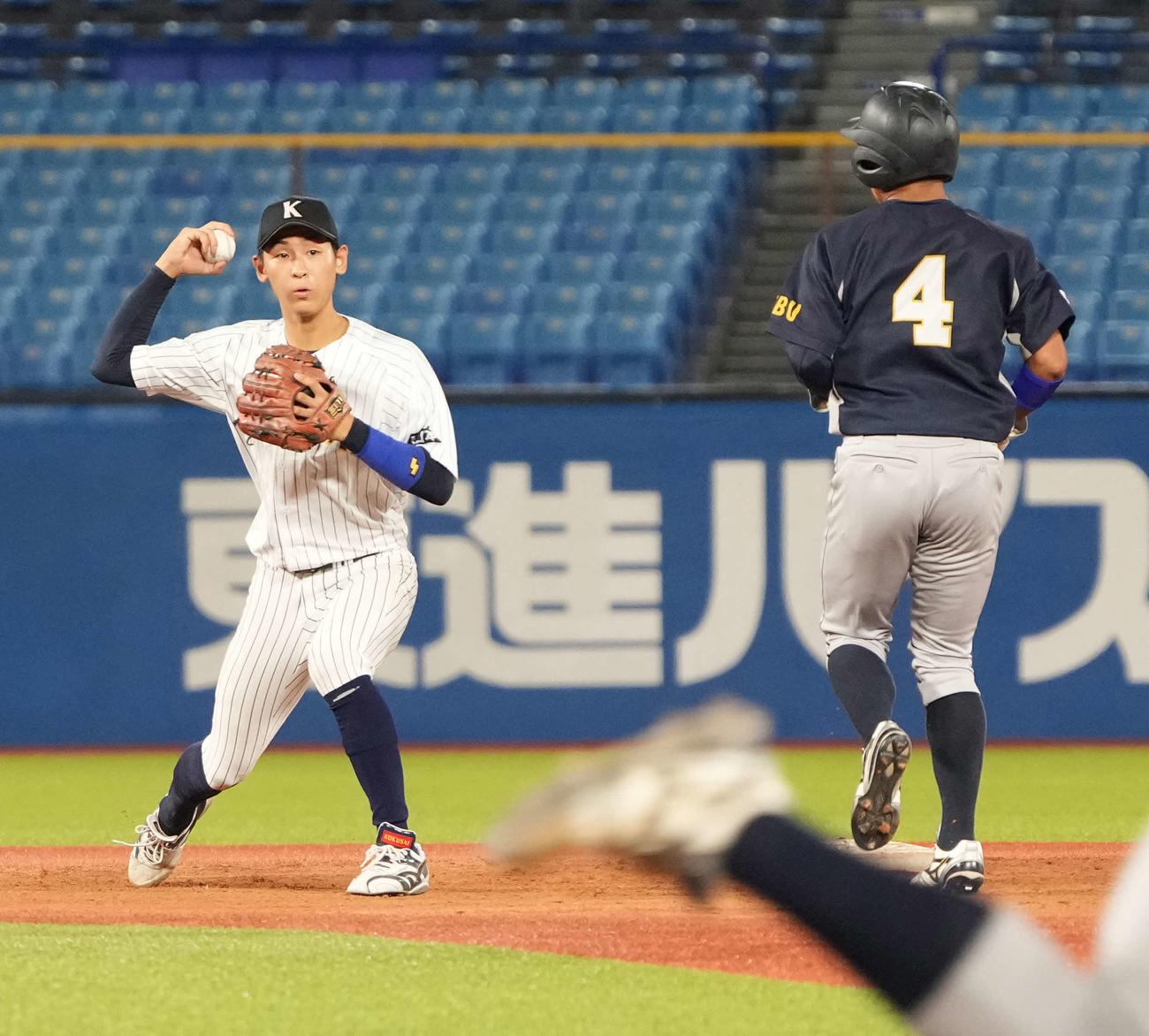 東日本国際大対上武大　延長10回裏上武大無死一、二塁、東日本国際大・山本二塁手が三塁からの送球を受けて併殺プレーとなる（撮影・小沢裕）