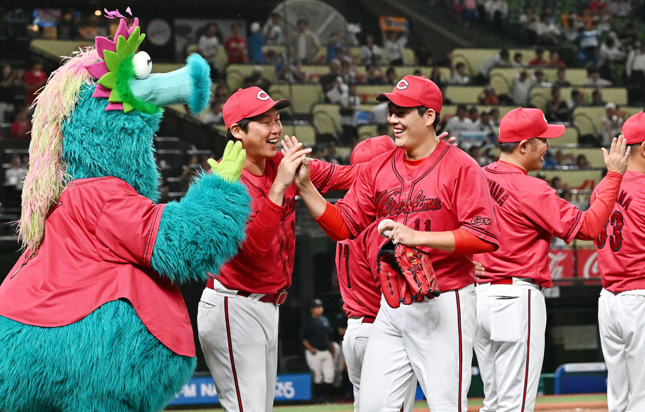 西武対広島　試合後、広島新井監督（左）は完封勝利した九里をねぎらう（撮影・滝沢徹郎）