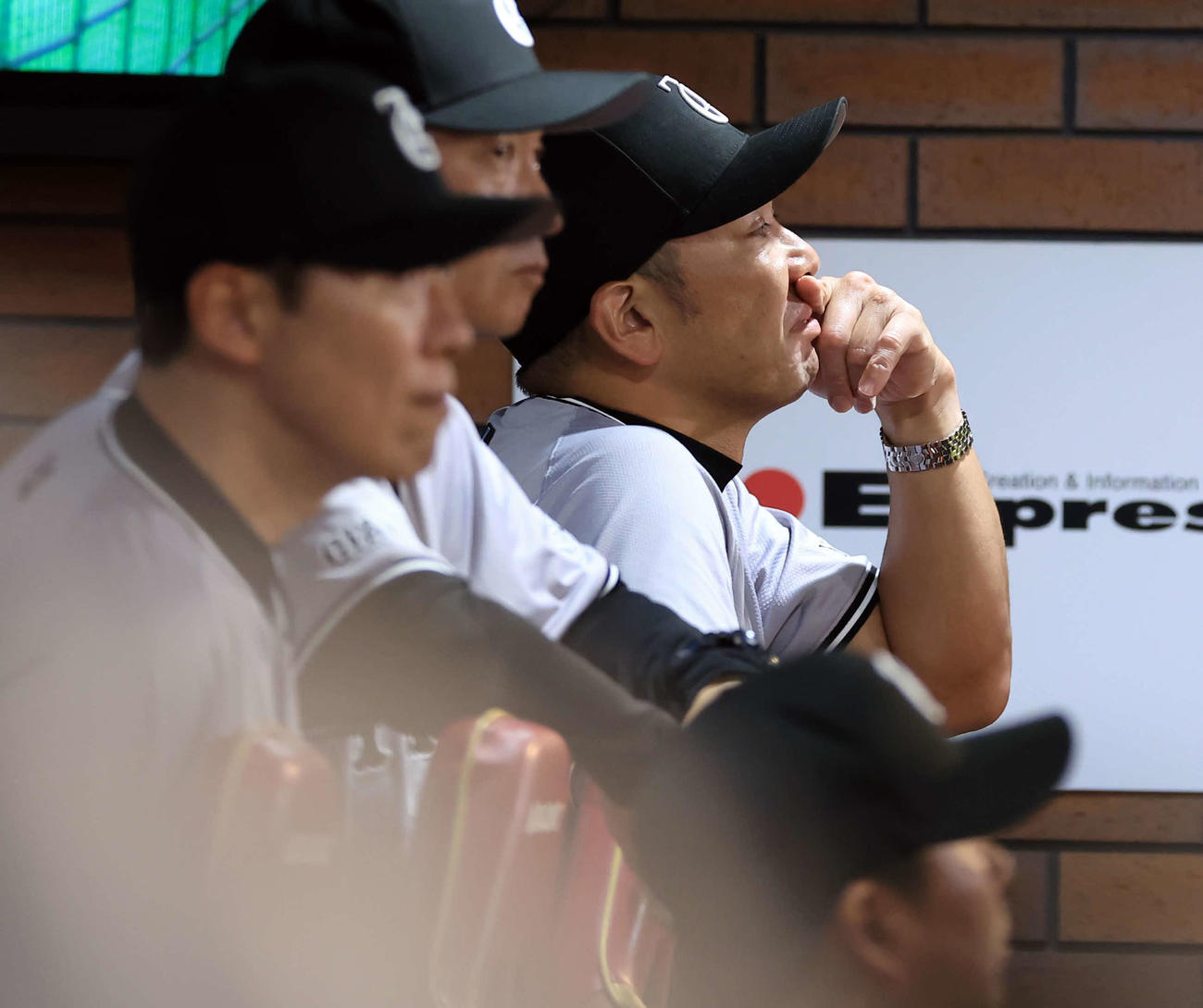 楽天対巨人　6回表巨人の攻撃中、厳しい表情で見つめる阿部監督（撮影・浅見桂子）