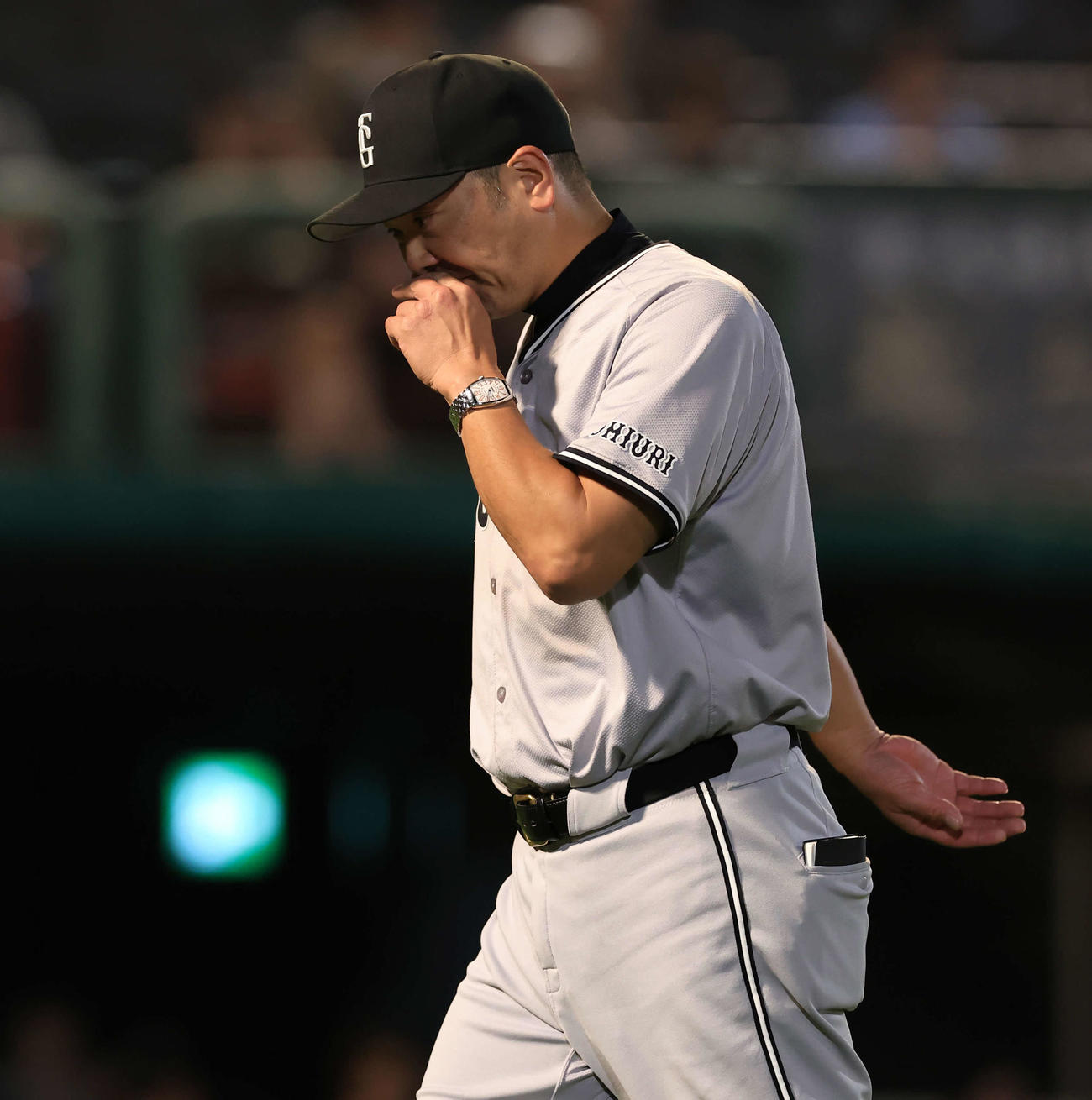 楽天対巨人　7回裏楽天の攻撃中、投手交代を告げうつむいて引き揚げる巨人阿部監督（撮影・浅見桂子）