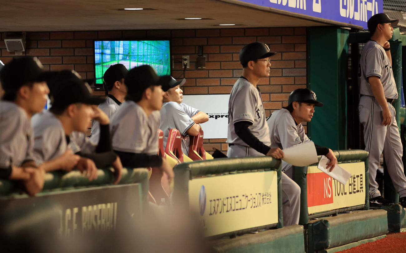 楽天対巨人　敗戦濃厚ムードに、腕組みする巨人阿部監督（中央）（撮影・浅見桂子）