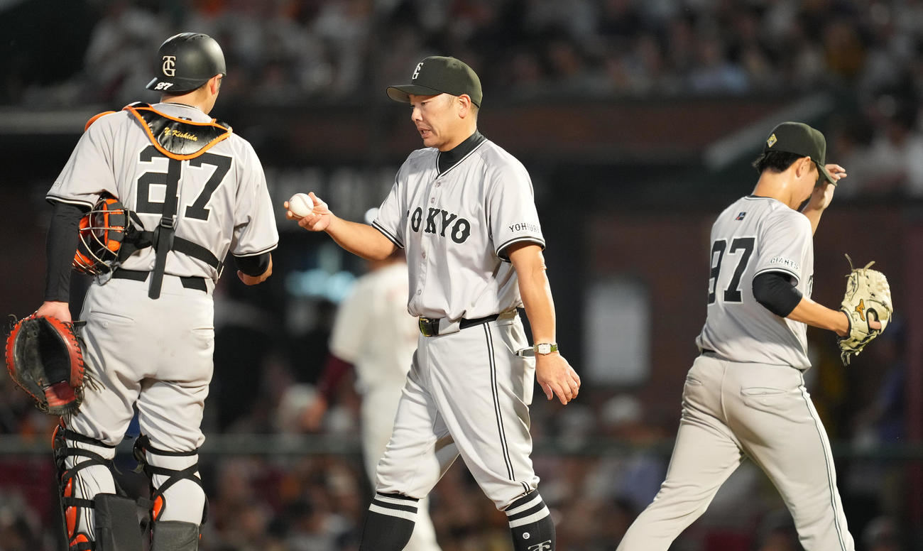 楽天対巨人　6回裏楽天2死一、二塁、井上（右）に交代を告げ、捕手岸田（左）にボールを手渡す阿部監督（右）（撮影・菅敏）