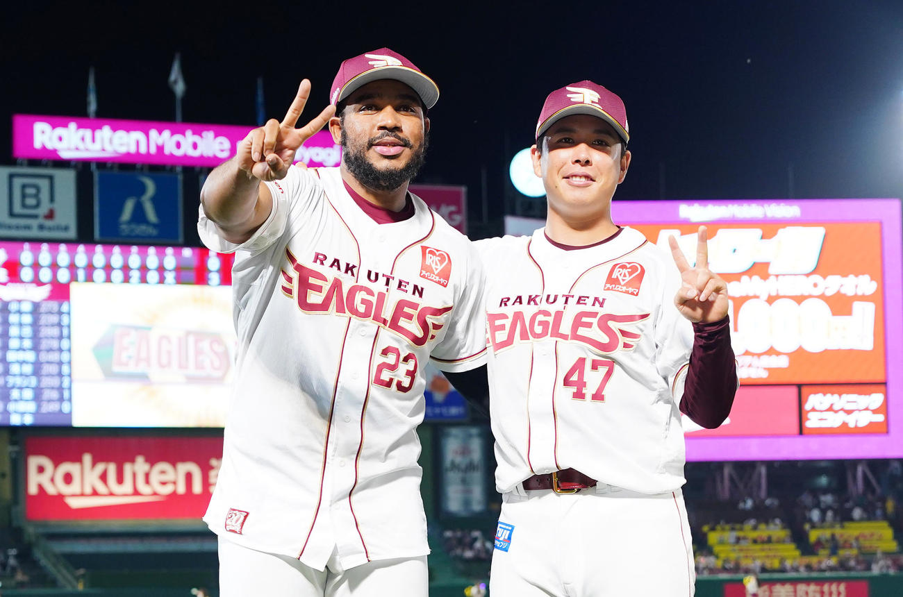 交流戦優勝までマジック2となり、ポーズをとる楽天フランコ（左）と藤井（撮影・菅敏）